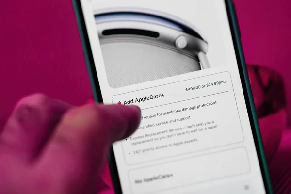 美国加利福尼亚 2024年1月21日 一个手指指向Iphone Pro上的Apple Care 在洋红色背景下提供意外伤害保护 服务和支持 — 图库照片