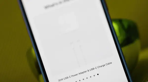 美国加利福尼亚 2024年1月21日 展示Iphone Pro 30W Usb C电源适配器和Usb C充电电缆 它们是Apple Vision — 图库照片