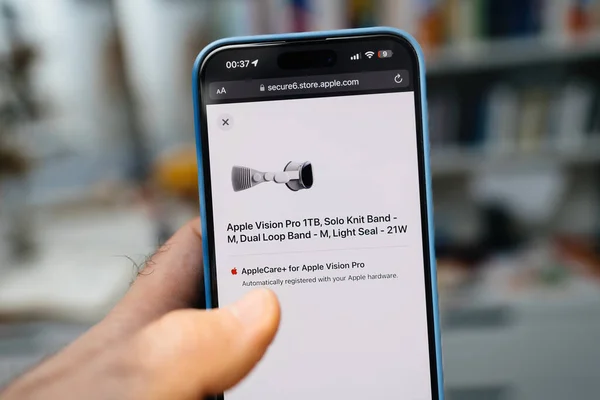カリフォルニア州 アメリカ 2024 男性の手は最新のIphone Proを保持しています 自動アップルケアプラスハードウェア登録でApple Vision Pro 1Tbソロニットバンドライトシールを購入 — ストック写真