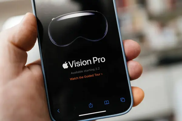 California Usa Stycznia 2024 Męska Ręka Trzyma Najnowszy Iphone Pro — Zdjęcie stockowe