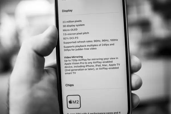 カリフォルニア州 2024年1月21日 Iphone Proのクローズアップマクロショットは Apple Inc が開発したApple Vision Pro複合現実ヘッドセット内の技術を明らかにする M2およびR1 — ストック写真