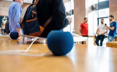 Paris, Fransa - 28 Ekim 2022: Rahat müşteriler ve ahşap bir masa üzerinde çoklu HomePod cihazları ile Apple Store 'un eşsiz bir fotoğrafı