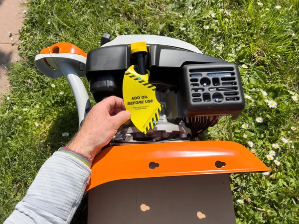 德国法兰克福 2023年5月3日 一只雄性手拍摄的Pov照片 通过在使用Stihl翻耕机上贴上添加油 为大型花园作业做准备 — 图库照片