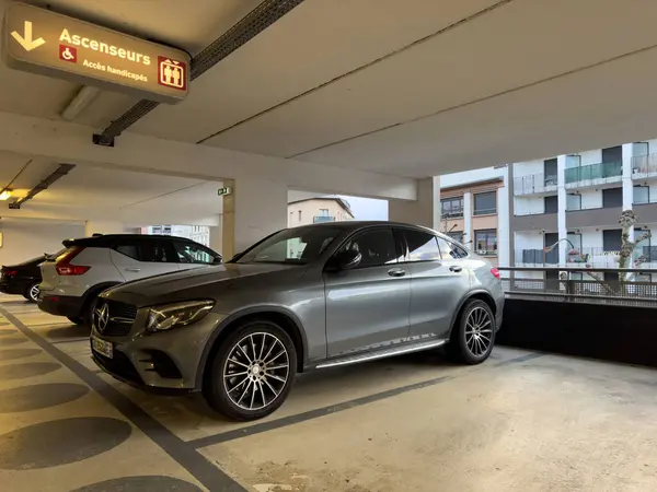 キール ドイツ 2024年1月3日 洗練された銀製の高級車は モダンなデザインと日常的な環境とのコントラストを強調した 明るい都市の地下駐車場構造に駐車されています — ストック写真