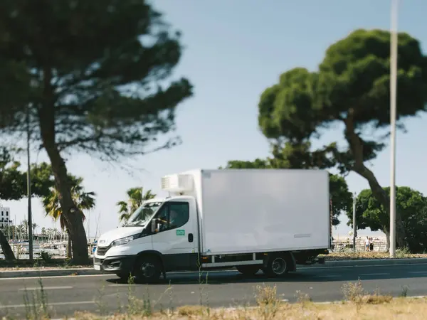 Mallorca Espagne Juin 2023 Semi Camion Frigorifique Iveco Blanc Accélère — Photo