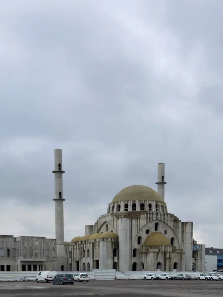 法国斯特拉斯堡 2024年1月7日 在斯特拉斯堡市中心一个阴雨天 一排汽车停在未完工的Eyyub Sultan清真寺宗教建筑前 — 图库照片
