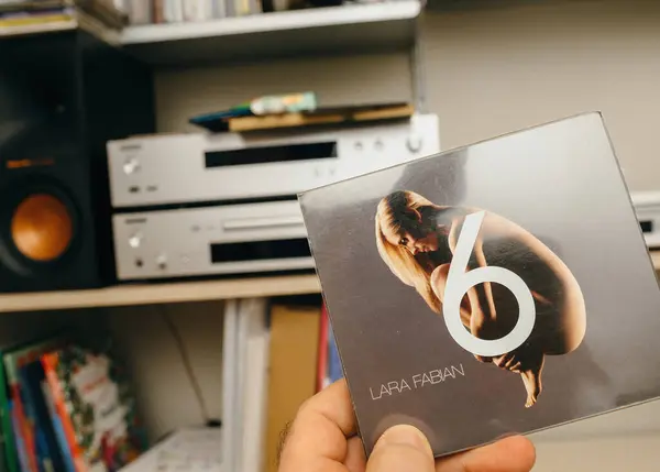 2024年1月21日 法国巴黎 一只雄性手小心翼翼地握着Lara Fabians Sacd专辑的封面 其中收录了一些有节奏的法语歌曲 预示着一场音乐之旅的到来 — 图库照片