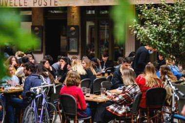 Strasbourg, Fransa - 20 Mayıs 2021: Bir barın Nouvelle posta terasında içki içen bir grup bayan arkadaş, ülke çapında iki ay süren Coronavirus salgını sonrasında restoranlar yeniden açılırken,