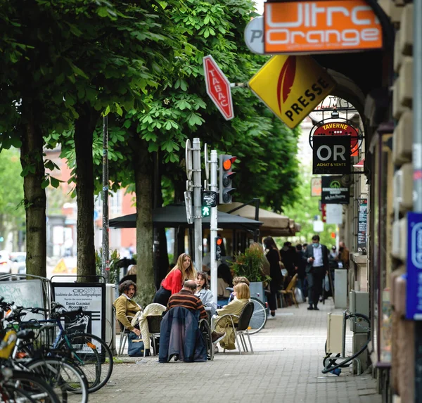 Štrasburk Francie Května 2021 Malá Francouzská Ulice Lidmi Kteří Jedí — Stock fotografie