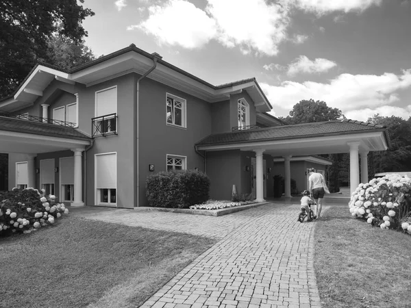 Immagine Bianco Nero Una Famiglia Che Avvicina Una Casa Signorile — Foto Stock