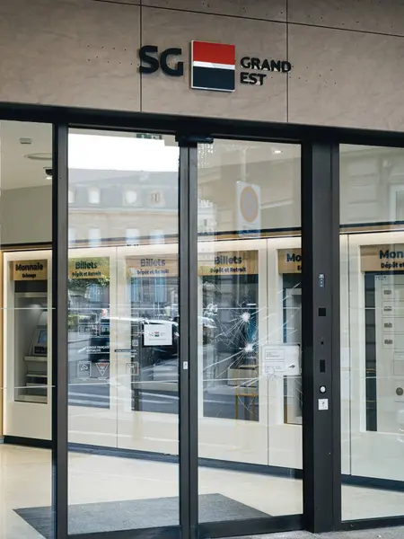 法国斯特拉斯堡 2023年7月2日 法国兴业银行展示了它的新品牌 抗议之后玻璃门被打破 同时为顾客提供了多台自动取款机 — 图库照片