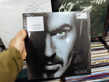 Berlin, Almanya - 18 Ocak 2024: George Michael 'ın ikonik Older albümü bir müzik mağazasında satışta, halkın hayran olduğu birden fazla single' ın yer aldığı değiştirilmiş bir versiyonu yer alıyor.