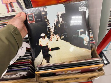 Berlin, Almanya - 18 Ocak 2024: Bir erkek el alışverişinin POV çekimi ve bir müzik dükkanından Buena Vista Sosyal Klübü plak albümü satın alma.