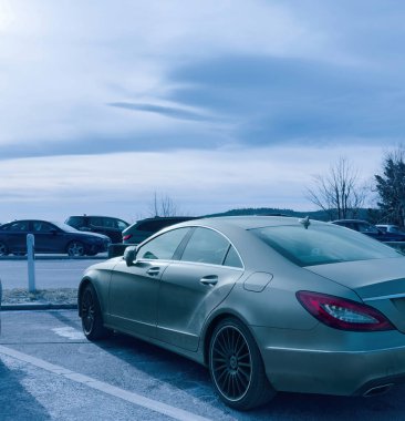 Seebach, Almanya - 21 Ocak 2024: Disegno renginde lüks bir Mercedes-Benz CLS 400 MATIC aracının, Mummelsee park yerinde mavi bir alçıyla yan görüntüsü