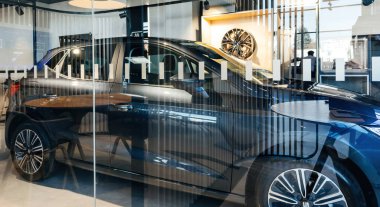 Paris, Fransa - 29 Ocak 2024: Koltuktan Citadine marka küçük bir arabanın sergi salonunda yansıması, duvarda birden fazla moda aksesuarlarıyla süslenmiş küçük, şahsi bir galerinin içine park edilmiş. Şey...