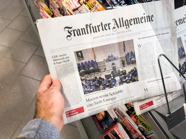 Kehl Duitsland Jan 2024 Een Mannelijke Hand Die Frankfurter Allgemeine — Stockfoto