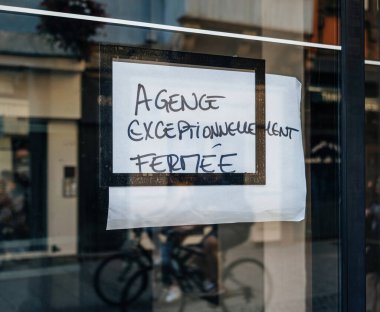 Camdan kapıya asılan Fransızca bir bildiride bir acentenin fevkalade şekilde kapatıldığı bildirildi.