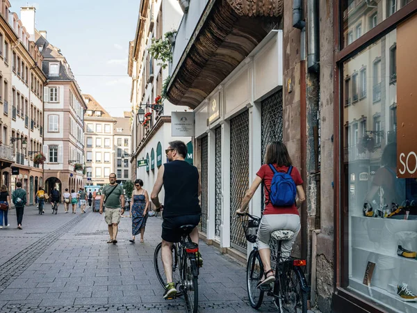 Strasburgo Francia Luglio 2023 Scena Strada Attiva Con Ciclisti Pedoni — Foto Stock