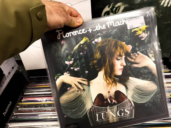 Een Toegewijde Verzamelaar Die Door Een Muziekwinkel Bladert Zorgvuldig Florence — Stockfoto