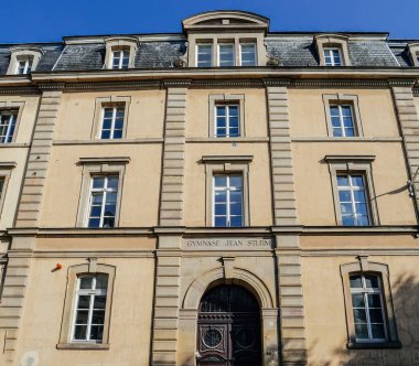 Spor salonu Jean Sturm 'un şehir ortamında klasik mimariye tam bir bakış açısı.