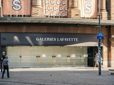 Strasbourg, Fransa - 2 Temmuz 2023: Güneşli bir günde Galeries Lafayette mağazasının kapalı girişi - protestolara karşı koruma