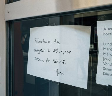 Şehirdeki bir mağaza vitrininde güvenlik önlemleri için el yazısıyla kapatma bildirimi yayınlandı..