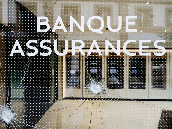 フランスのプロテスタント後に壊れた銀行ブランチグラス — ストック写真