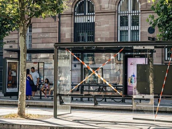 ストラスブール フランス 2023 市街地のガラス上のマークを交差した閉鎖されたバス停の避難所 損害に抗議 — ストック写真