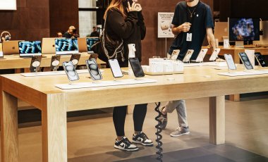 Paris, Fransa - 22 Eylül 2023: Bir kadın, en son sancak gemisi akıllı telefonunun lansmanı sırasında Apple Store 'da bir telefon görüşmesi yapıyor.