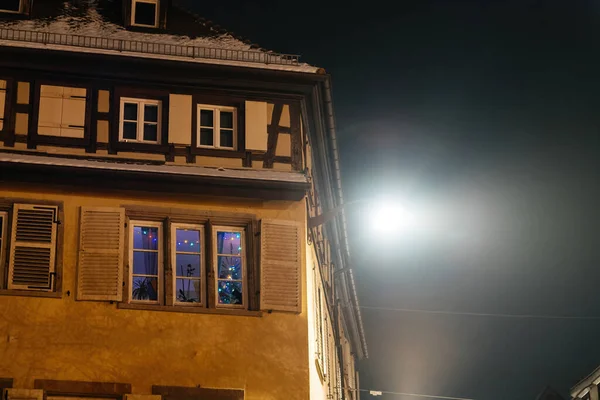 Strasbourg Şenlikli Bir Gece Işıldayan Noel Işıklarıyla Süslenmiş Düşük Açılı — Stok fotoğraf