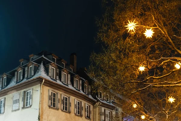 Old Buildings Rooftop Covered Snow Star Shaped Lights Trees Night — Stock Photo, Image