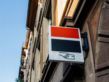 Strasbourg, Fransa - 37 Haziran 2023: Banka şubesinin ön cephesinde belirgin bir şekilde gösterilen yenilenmiş Societe Generale logosu kurum için yeni bir kimlik anlamına geliyor.