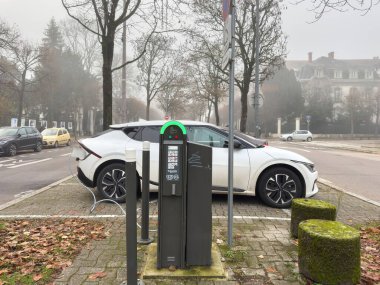 Strasbourg, Fransa - 7 Aralık 2023: Yeşil ışık, kentteki araba şarj istasyonunda şarj olmaya hazır olduğunu gösteriyor