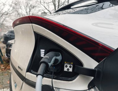 Strasbourg, Fransa - 7 Aralık 2023: Şehirde şarj edilen bir elektrikli arabanın yakın çekim görüntüsü