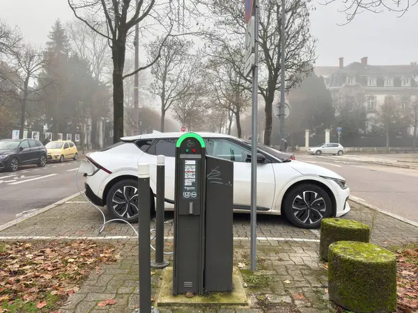 Strasbourg, Fransa - 7 Aralık 2023: Yeşil ışık, kentteki araba şarj istasyonunda şarj olmaya hazır olduğunu gösteriyor