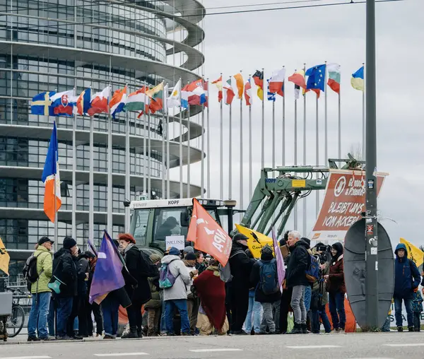 Strasbourg Franciaország 2024 Február Traktoros Tüntetők Nagy Tömege Elzárja Európai — Stock Fotó
