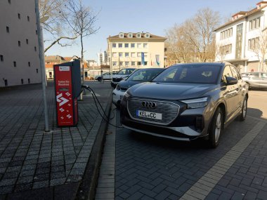 Kehl, Almanya - 28 Şubat 2022: İthaf istasyonuna elektrik yüklü Audi SUV