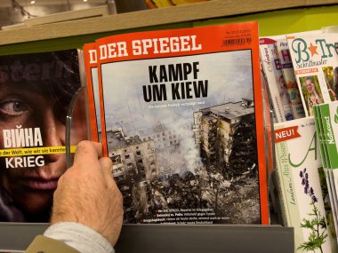 Frankfurt, Almanya - 5 Mart 2022: POV erkek gazetesi Der Spiegel dergisini gazete başlığıyla birlikte elinde tutuyor - Kiev 'in figürü Kampf um Kiew - Rusya Ukrayna' da bir savaş başlattı