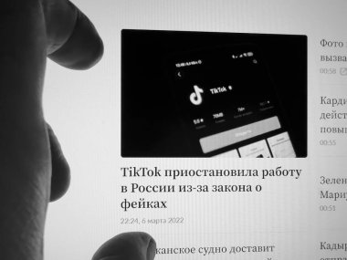 Paris, Fransa - 8 Mart 2022: Rus İnternet portalında manşet başlığı taşıyan el falına göre TikTok sahte yasalar nedeniyle Rusya 'da çalışmayı bırakacak