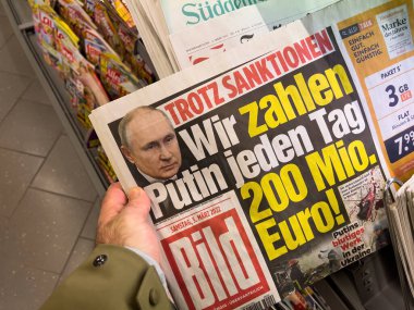 Frankfurt, Almanya - 5 Mar 2022: Die Bild dergisini elinde tutan POV erkek gazetesi başlık başlığıyla birlikte Putin 'e her gün 200 milyon Euro ödüyoruz.