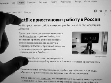 Paris, Fransa - 8 Mart 2022: Rus İnternet portalında manşet başlıklı el okuma - Netflix Ukrayna 'daki savaş nedeniyle Rusya' da çalışmayı bırakacak