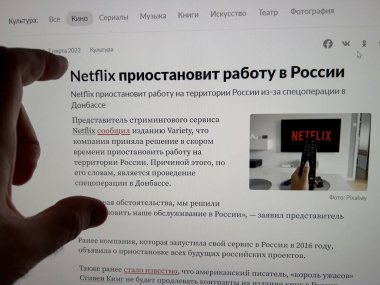 Paris, Fransa - 8 Mart 2022: Rus İnternet portalında manşet başlıklı el okuma - Netflix Ukrayna 'daki savaş nedeniyle Rusya' da çalışmayı bırakacak