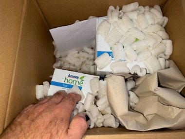 Paris, Fransa - 12 Şubat 2022: Amway deterjan ürünleriyle birlikte paketin içindeki erkek el - çevrimiçi e-ticaret emirleri
