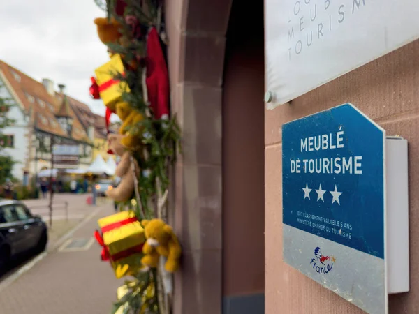 法国奥伯纳伊 2023年12月26日 一张贴有 Meuble Tourisme 广告的建筑物侧面标志的照片 上面标明了游客住宿的地方 — 图库照片