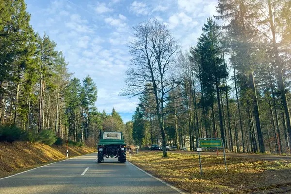 Брайтенбруннен Германия Декабря 2023 Года Издалека Лесной Дороге Проезжает Зеленый — стоковое фото