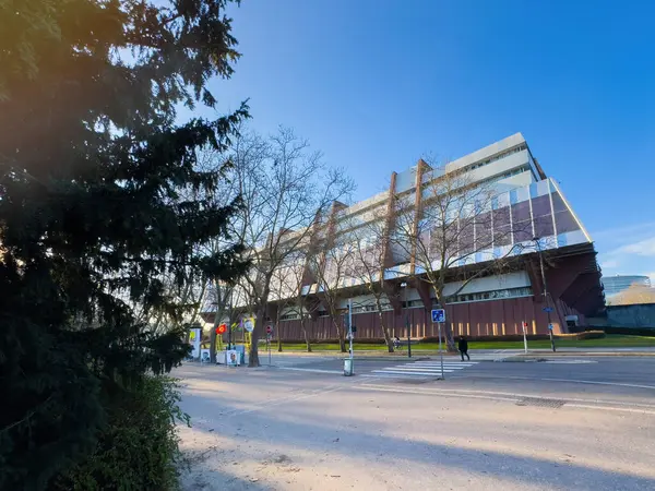 法国斯特拉斯堡 2024年1月10日 日间用广角镜头拍摄的欧洲委员会主要总部大楼的低角度视图 — 图库照片