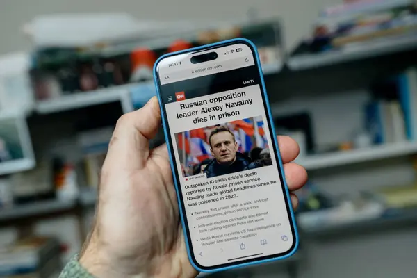 2024年2月16日 当俄罗斯反对党领袖阿列克谢 纳瓦尔尼在北极监狱中去世时 他的男性手在智能手机Cnn新闻上看到头条新闻 — 图库照片