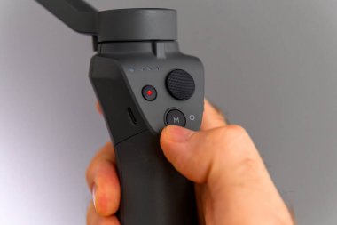 Paris, Fransa - 16 Ağustos 2019: Erkek el, yeni DJI Osmo cep telefonu dinamik selfie çubuğu olarak ikiye katlanırken video ve fotoğrafları sabitlemede çok yönlü bir marvel ustası,