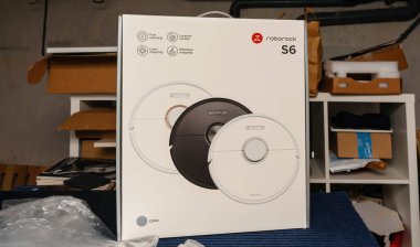 Bremen, Almanya 10 Aralık 2023: kahraman nesne, bir Roborock S6 karton, yenilikçi otomatik robot elektrikli süpürgeyi deponun arka planında sergiliyor.