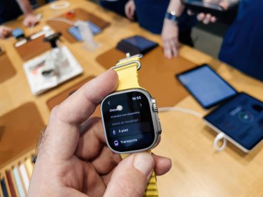 Paris, Fransa - 23 Eylül 2022: Bir adam, Apple Store 'daki yeni titanyum Apple Watch Ultra' nın ekstrem faaliyetler için tasarlanmış ilk gününde Harita uygulamasını inceliyor.